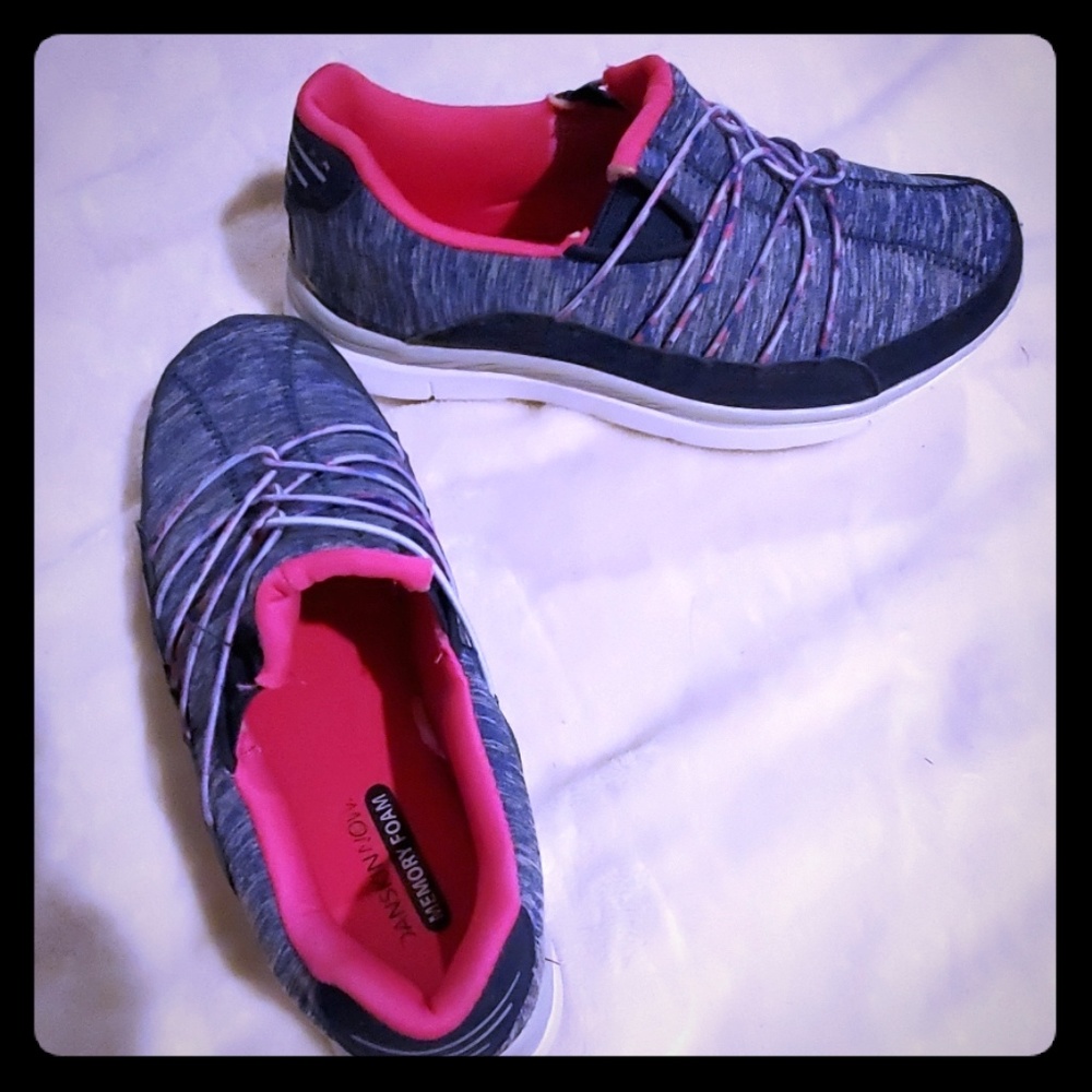 Size 8 tennis shoes